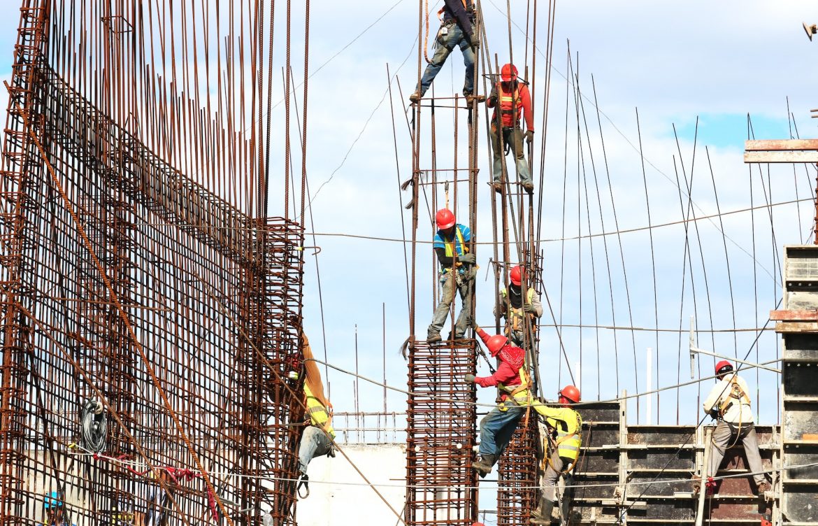 Wat is CLT-bouw en hoe verschilt het van traditionele bouwmethoden?